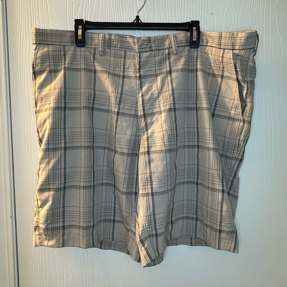 Haggar C18‎ Tan Light Gray Plaid Shorts Men’s 42 Casual Golf Inseam 9.5”